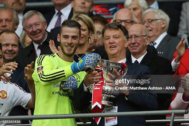 Manchester United Managr Louis van Gaal and David de Gea hold the trophy following their side's 1-2 victory at the end of extra time during The...