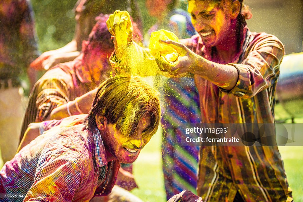 Indian Freunde werfen Holi bunte Pulver auf den anderen