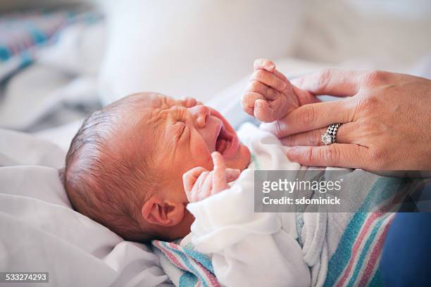 mãe de bebê mãos segurando reconfortante chorando - cólica - fotografias e filmes do acervo