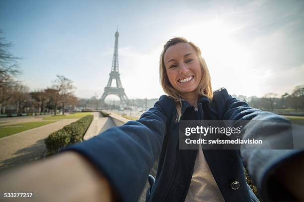 cheerful woman takes selfie in paris-eiffel tower - woman eiffel tower stock pictures, royalty-free photos & images