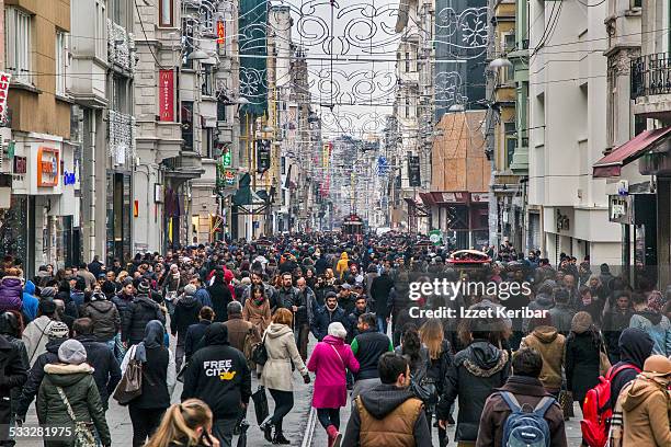 fashionable crowded istiklal street, beyoglu - fußgängerzone stock-fotos und bilder