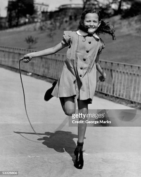 girl jumping rope - springtouw stockfoto's en -beelden