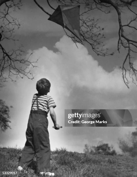 boy outdoors - solo bambini maschi foto e immagini stock