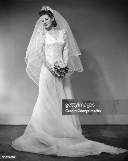 bride with bouquet - trouwjurk stockfoto's en -beelden