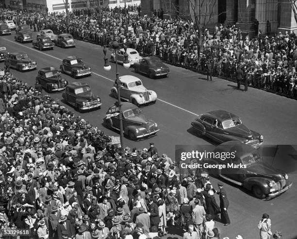 crowds watching cars go by - 1950's cars ストックフォトと画像