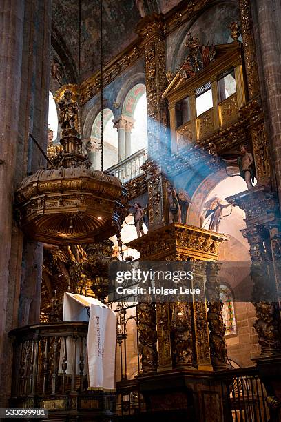 rays of light next to altar in cathedral - santiago de compostela cathedral stock-fotos und bilder