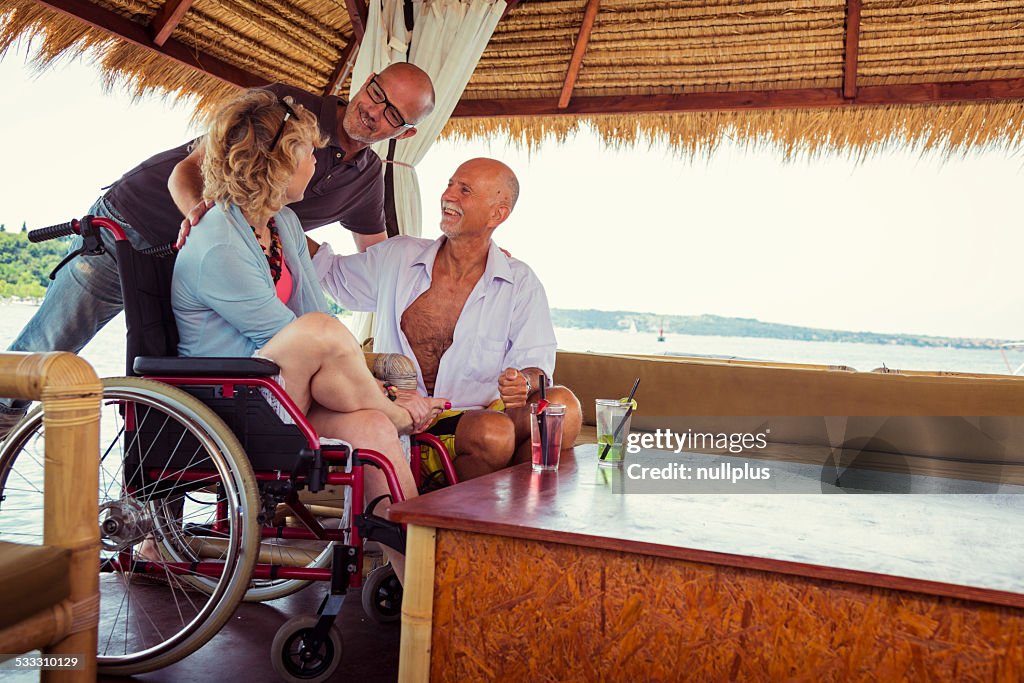 Senior couple avec femme en fauteuil roulant