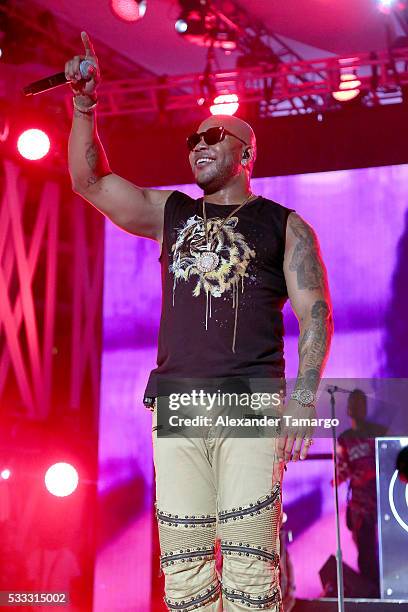 Flo Rida performs on stage during 2016 iHeartRadio Summer Pool Party at Fontainebleau Miami Beach on May 21, 2016 in Miami Beach, Florida.