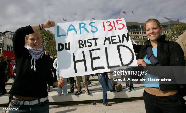 Supporters showing their support to a competitor during the Holsten City Man Triathlon Jedermann - Rennen on August 6, 2005 in Hamburg, Germany.