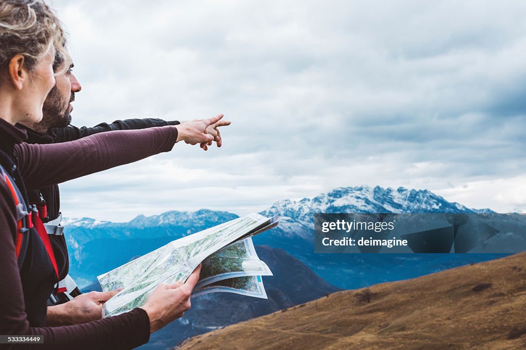 Wandern Paar mit Karte in Bergen