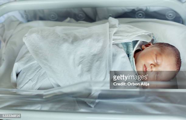 menino recém-nascido a dormir no berço do hospital - incubator imagens e fotografias de stock