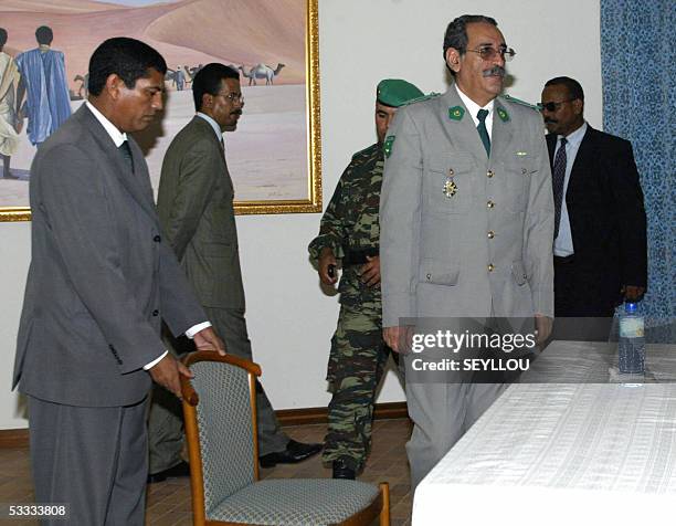 Nouakchott, MAURITANIA: Le colonel Ely Ould Mohamed Vall, president du conseil militaire pour la justice et la democratie arrive, le 6 aout 2005,...