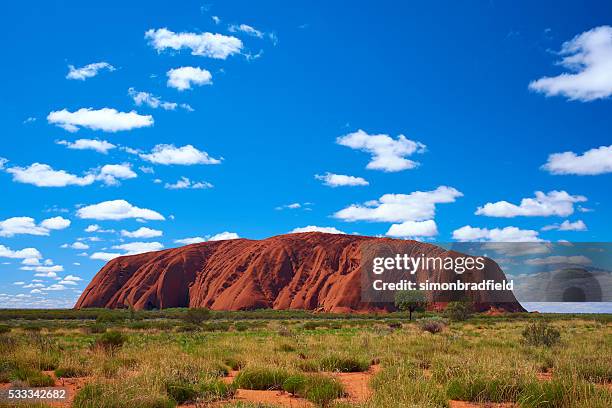 wolken über uluru - ayers rock stock-fotos und bilder