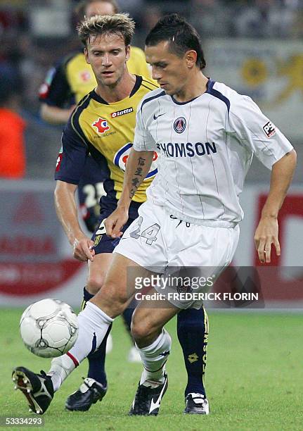 Sochaux's French Philippe Brunel vies with Paris Saint-Germain's midfielder Christophe Landrin during their French L1 football match, 06 August 2005...