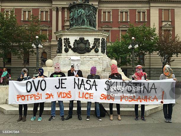 jeunes gens protestant le parlement de serbie - belgrade serbie photos et images de collection