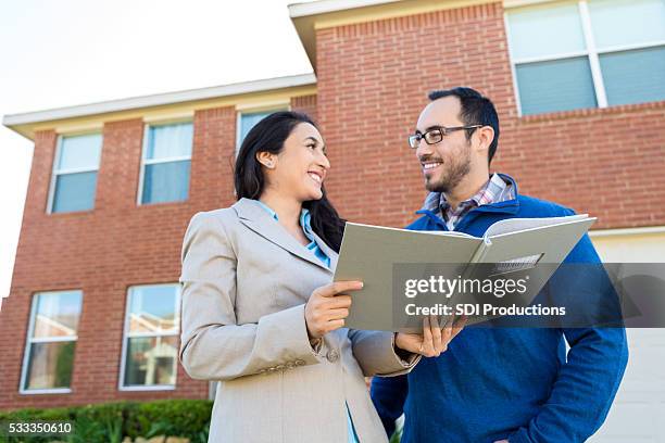 hispanische paar bewertungen informationen zum neuen startseite - aktenmappe stock-fotos und bilder