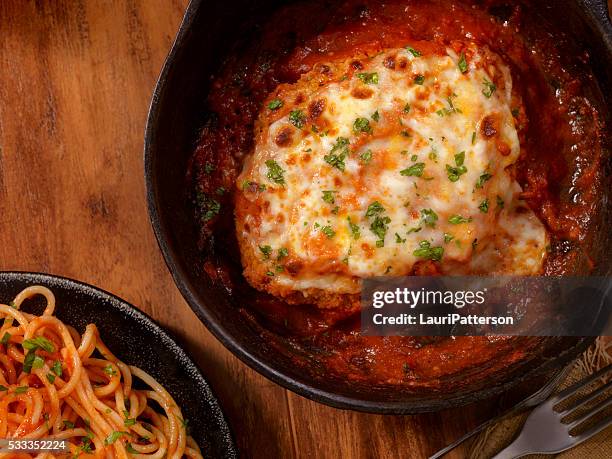 chicken parmesan with spaghetti - chicken parmigiana stockfoto's en -beelden