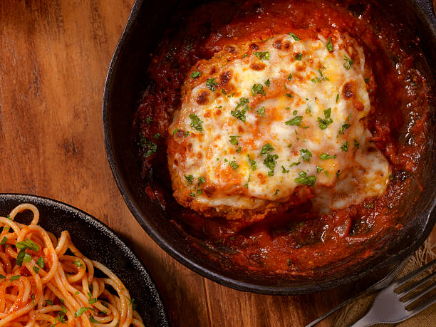 chicken parmesan with spaghetti - chicken parmesan stock pictures, royalty-free photos & images