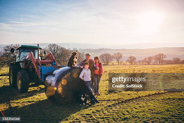 halten sie in der familie - farming family stock-fotos und bilder