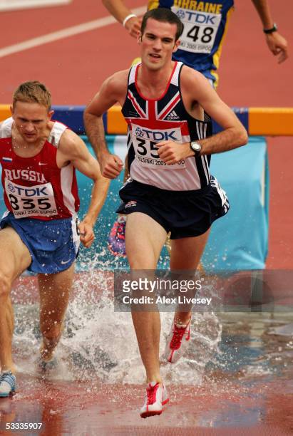 Andrew Lemoncello of Great Britain competes during the heats of the men's 3000 Metres Steeplechase at the 10th IAAF World Athletics Championships on...