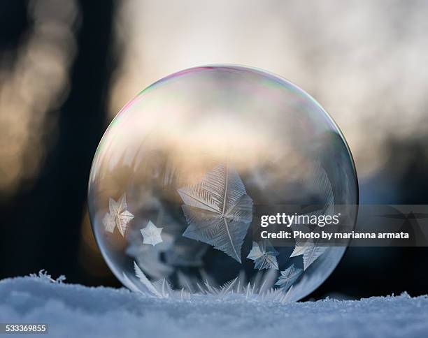 frozen bubble - acqua ghiacciata foto e immagini stock