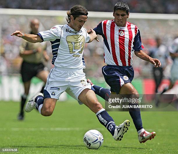 Carlos Salcido de Chivas, disputa el balon con el argentino Bruno Marioni de Pumas, en partido de la segunda semana del Torneo Apertura 2005 de la...