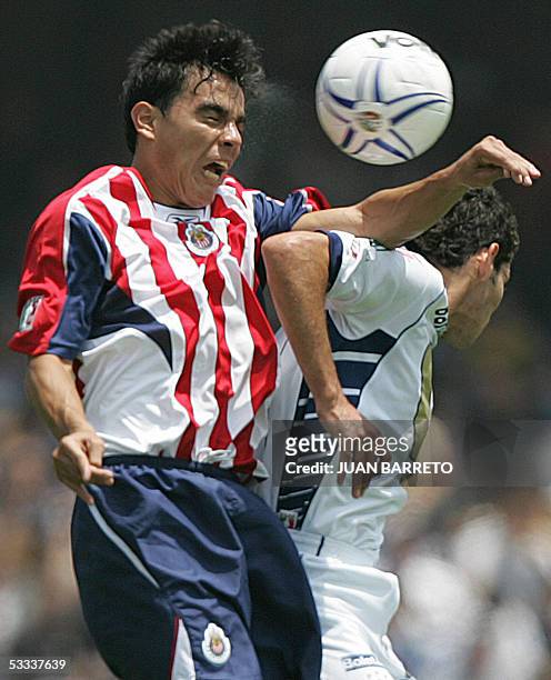Omar Bravo de Chivas, disputa el balon con Jose Perez, de Pumas, en partido de la segunda semana del Torneo Apertura 2005 de la liga mexicana, el 07...