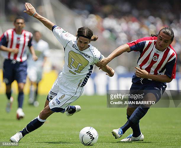 El jugador argentino Bruno Marioni de Pumas, disputa el balon con Marcos Palacios de Chivas, en partido de la segunda semana del Torneo Apertura 2005...