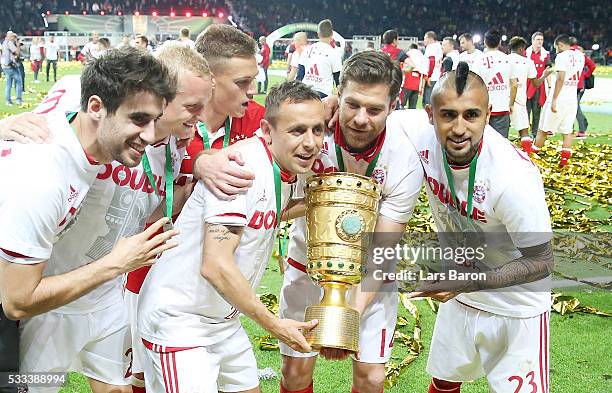 92 Sebastian Rode Xabi Alonso Photos & High Res Pictures - Getty Images