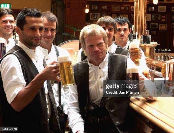 Martin Demichelis, Hasan Salihamidzic, Mehmet Scholl, Oliver Kahn, Sebastian Deisler and Willy Sagnol cheer with beers during a photo session of...
