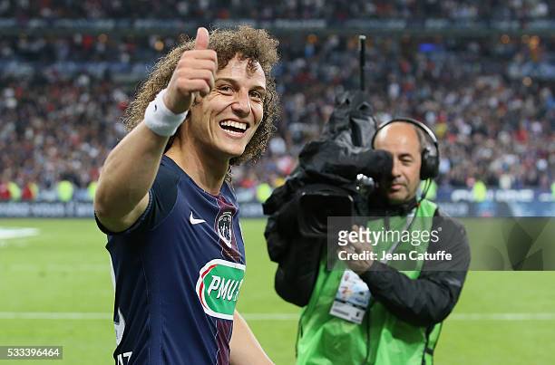 David Luiz of PSG celebrates winning the French Cup following the French Cup Final match between Paris Saint-Germain and Olympique de Marseille at...