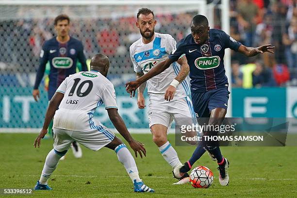 Paris Saint-Germain's French midfielder Blaise Matuidi vies for the ball with Marseille's Scottish forward Steven Fletcher and Marseille's French...