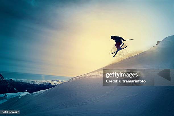 extreme freestyle schnee ski jumping an pist skifahren abseits der piste - moutain sunset snow stock-fotos und bilder