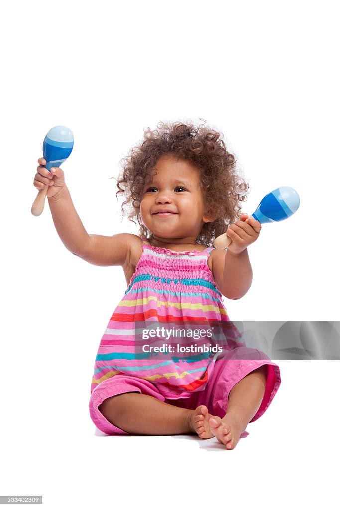 Biracial Babymode – Mädchen/Kleinkind winkt Ihre Maracus Isoltated auf Weiß