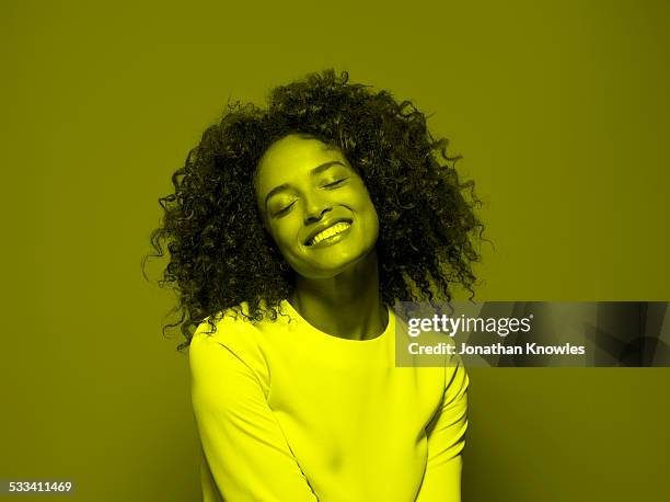 dark skinned female smiling with eyes closed - monochrome habillement photos et images de collection