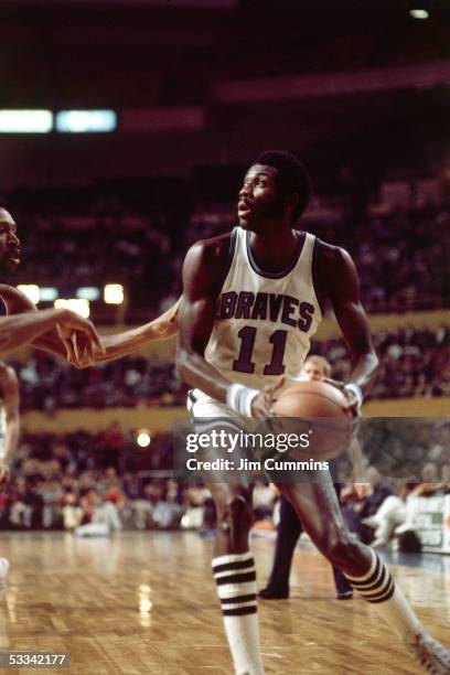 Bob McAdoo of the Baffalo Braves drives to the basket during an NBA game circa 1972 at the Buffalo Memorial Auditorium in Buffalo, New York. NOTE TO...