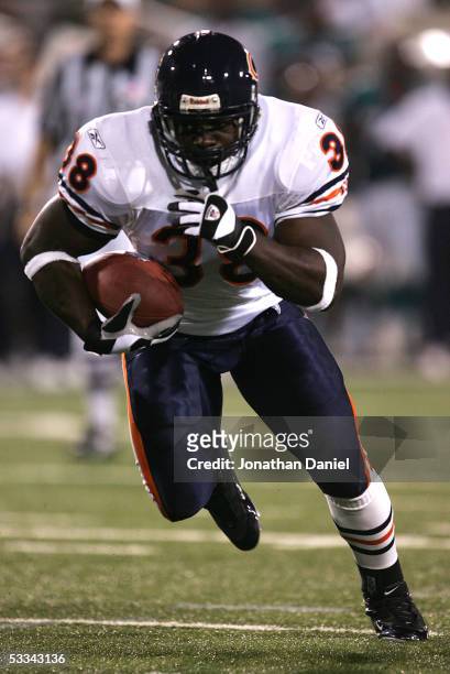 Zack Abron of the Chicago Bears runs for a fourth quarter touchdown against the Miami Dolphins during the NFL Hall of Fame pre-season game at Fawcett...