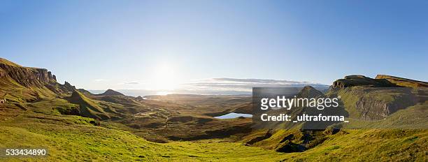 panoramic sunrise at the quiraing on isle of skye scotland - schotland stockfoto's en -beelden