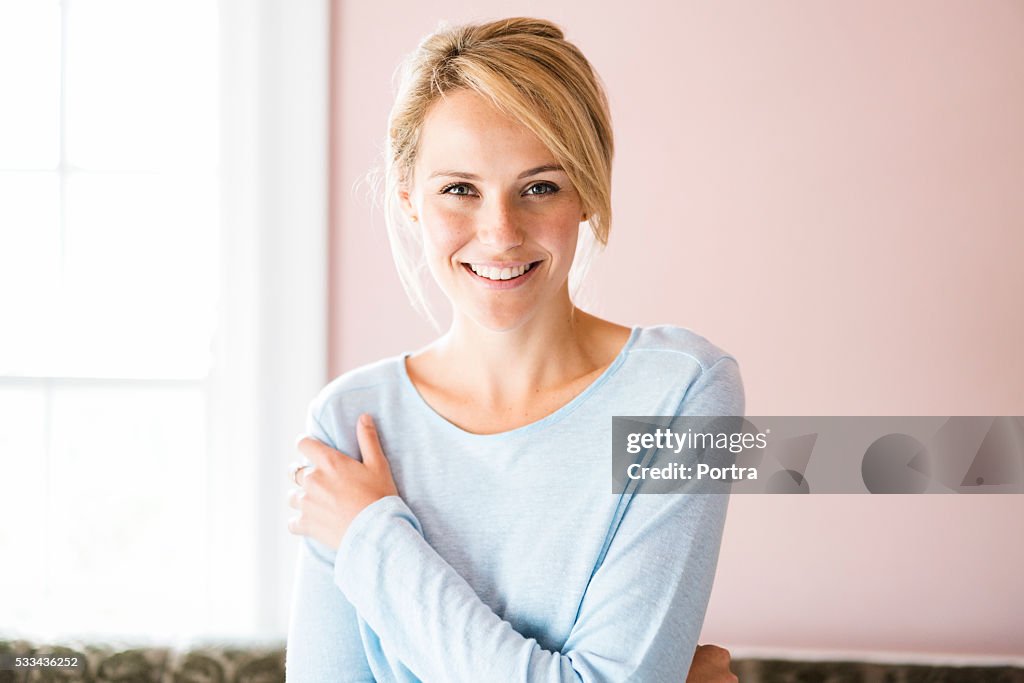 Porträt der lächelnde Junge Frau zu Hause fühlen