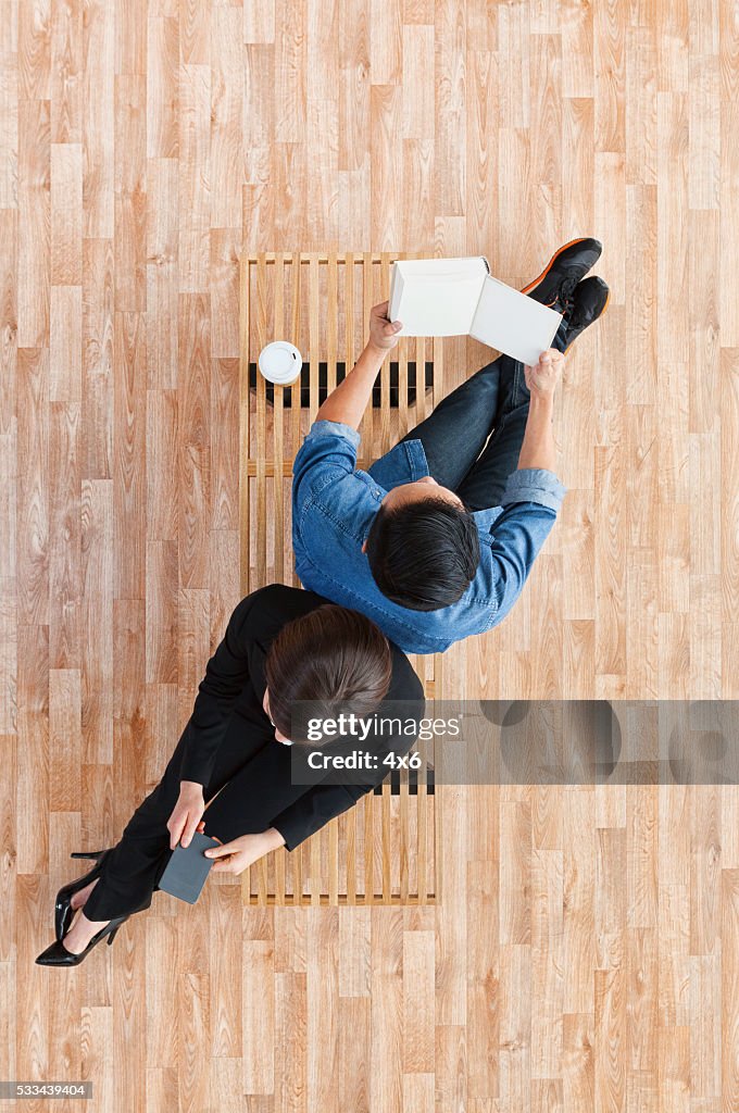 Vista dall’alto di donna d'affari con il cliente