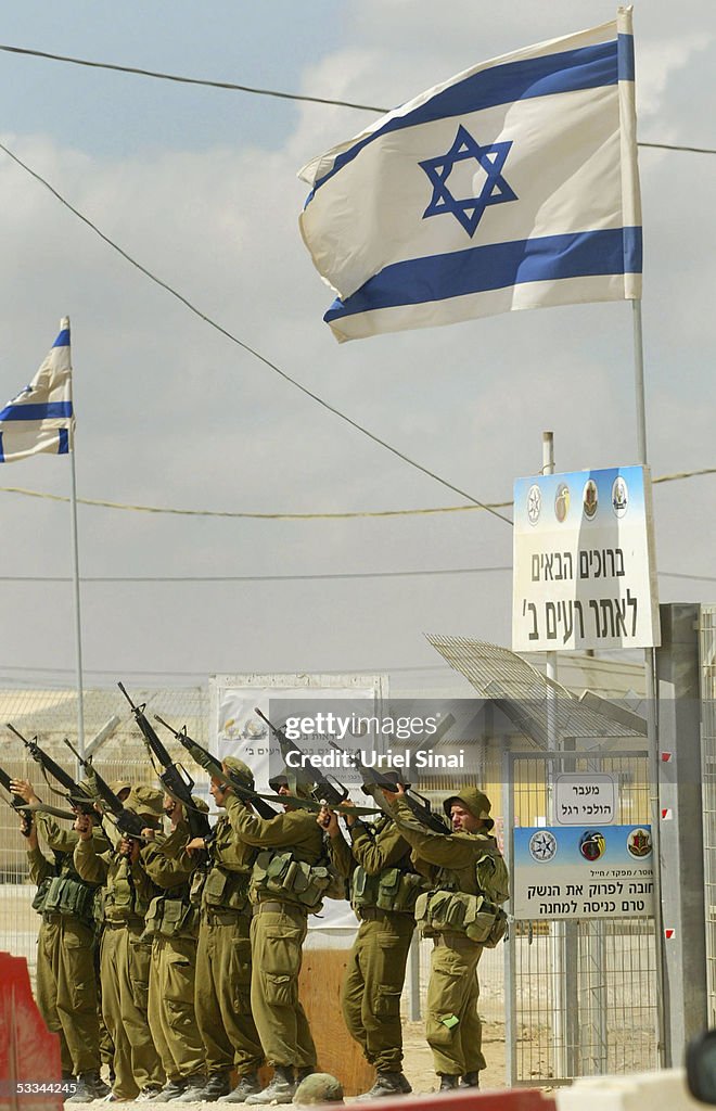 Israeli Forces Prepare to Dismantle Jewish Settlements