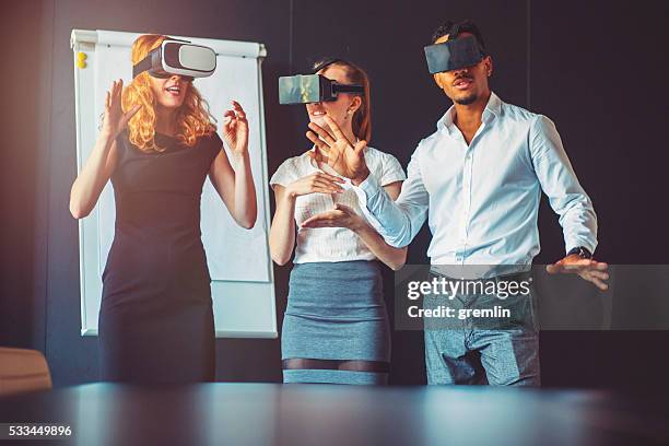 business team with virtual reality goggle, meeting - virtual reality simulator presentation stockfoto's en -beelden