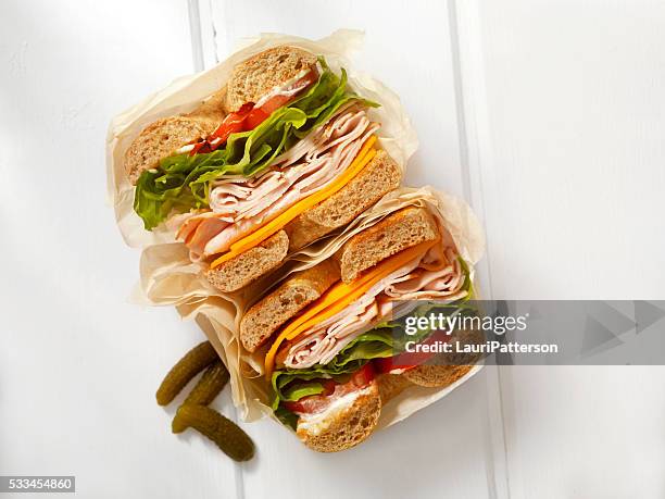 deli-style der türkei bagel-sandwich - wachspapiere stock-fotos und bilder