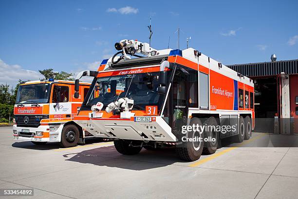simba gflf und htlf flughafen feuer lkws - feuerwehr deutschland stock-fotos und bilder