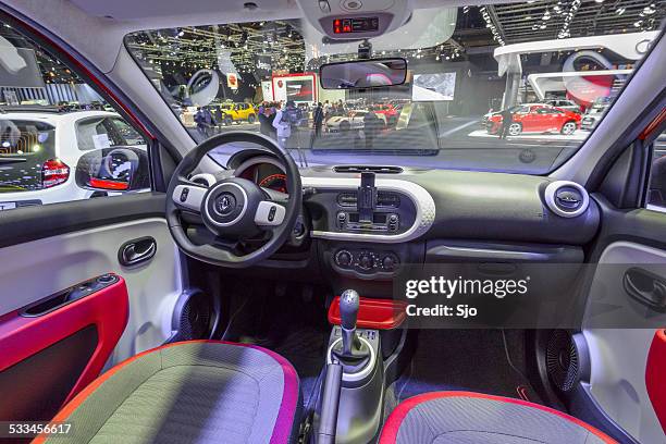 renault twingo intérieur de voiture compacte - renault twingo concept photos et images de collection