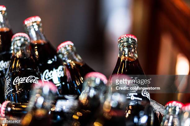 verre bouteilles de coca-cola de borough market, londres, royaume-uni - cola bottle photos et images de collection