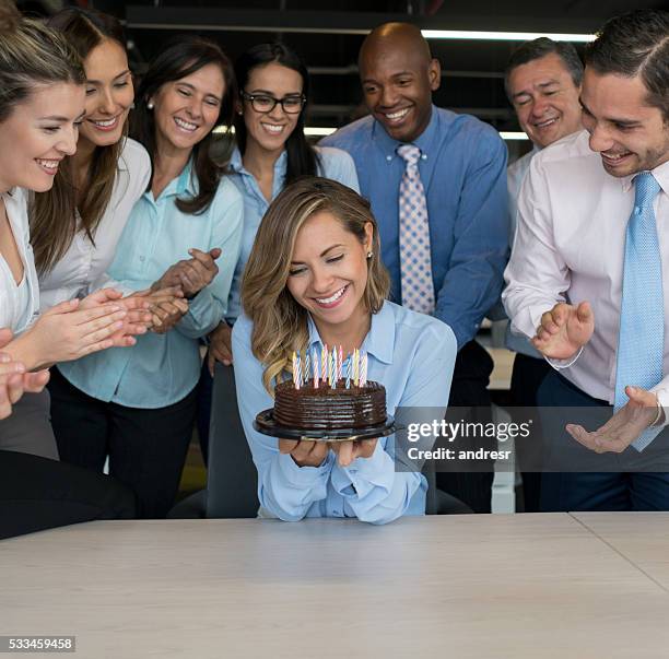 mujer de negocios celebran - happy birthday boss fotografías e imágenes de stock