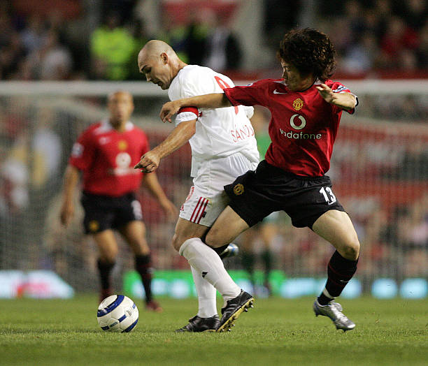 Manchester, UNITED KINGDOM: Manchester United's Park Ji Sung vies for the ball with Debrecen's Tamas Sandor in their European Champion's League...