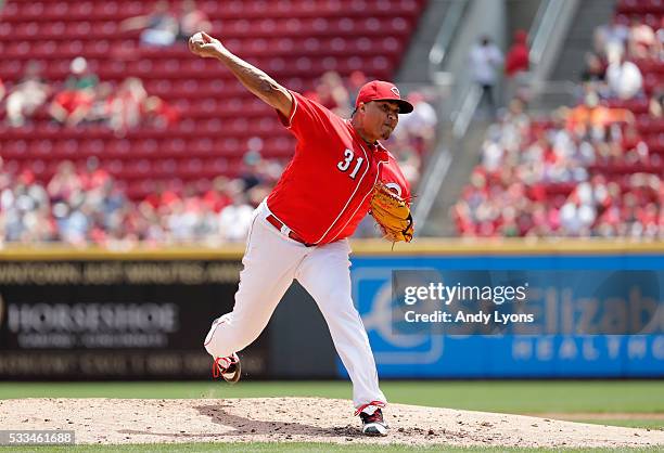 Alfredo Simon of the Cincinnati Reds throws a pitch against the Seattle Mariners at Great American Ball Park on May 22, 2016 in Cincinnati, Ohio.