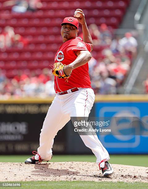 Alfredo Simon of the Cincinnati Reds throws a pitch against the Seattle Mariners at Great American Ball Park on May 22, 2016 in Cincinnati, Ohio.